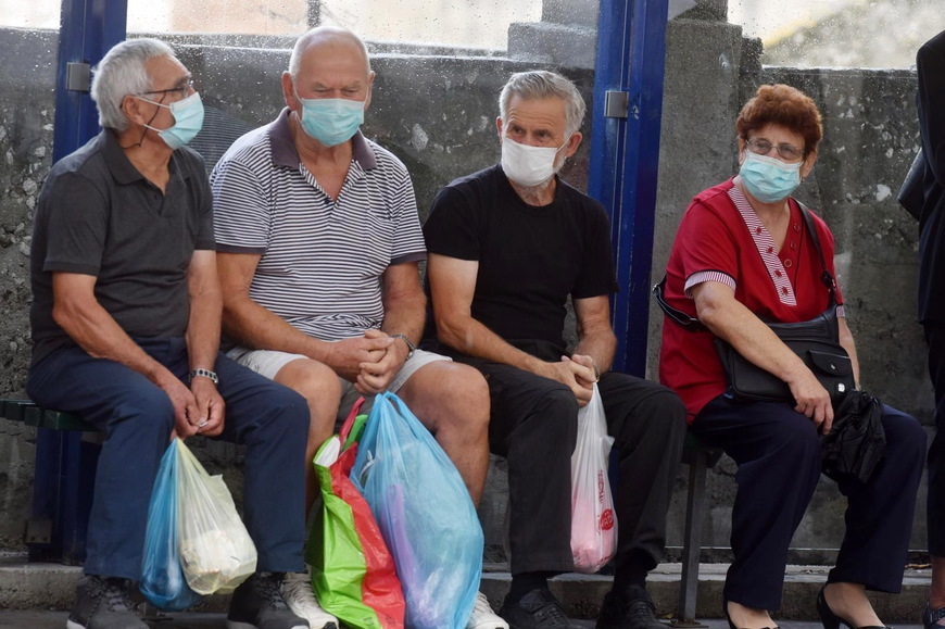 Građani se pridržavaju epidemioloških mjera (foto: Hrvoje Jelavić/PIXSELL)