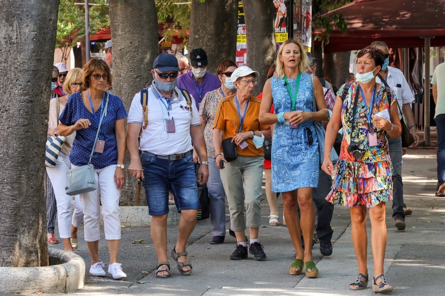 Španjolski turisti opušteno šetaju Pulom (foto: Srećko Niketić/PIXSELL)