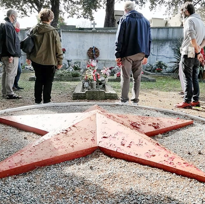 Članovi stranke iz Milja na tamošnjem groblju (foto: Facebook)
