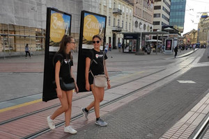 Atraktivne cure s tablama reklamirale Žminj po centru Zagreba
