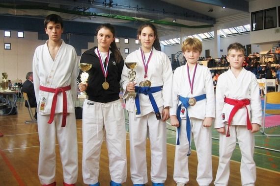 Diana Tanushaj i Fanika Hlubocki briljantne na karate turniru u Velenju