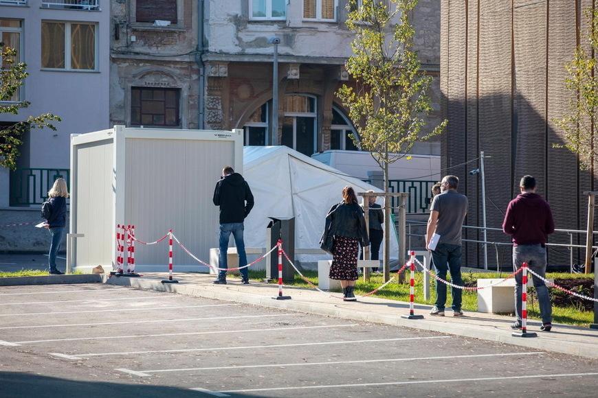Testiranje na koronavirus u šatorima iza zgrade Zavoda za javno zdravstvo u Puli (foto: Srećko Niketić/PIXSELL)