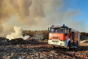 Požar deponije u Balama gasilo dvanaest vatrogasaca (foto)