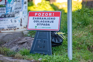 Usprkos upozorenju nekulturni građanin ostavio smeće iza table