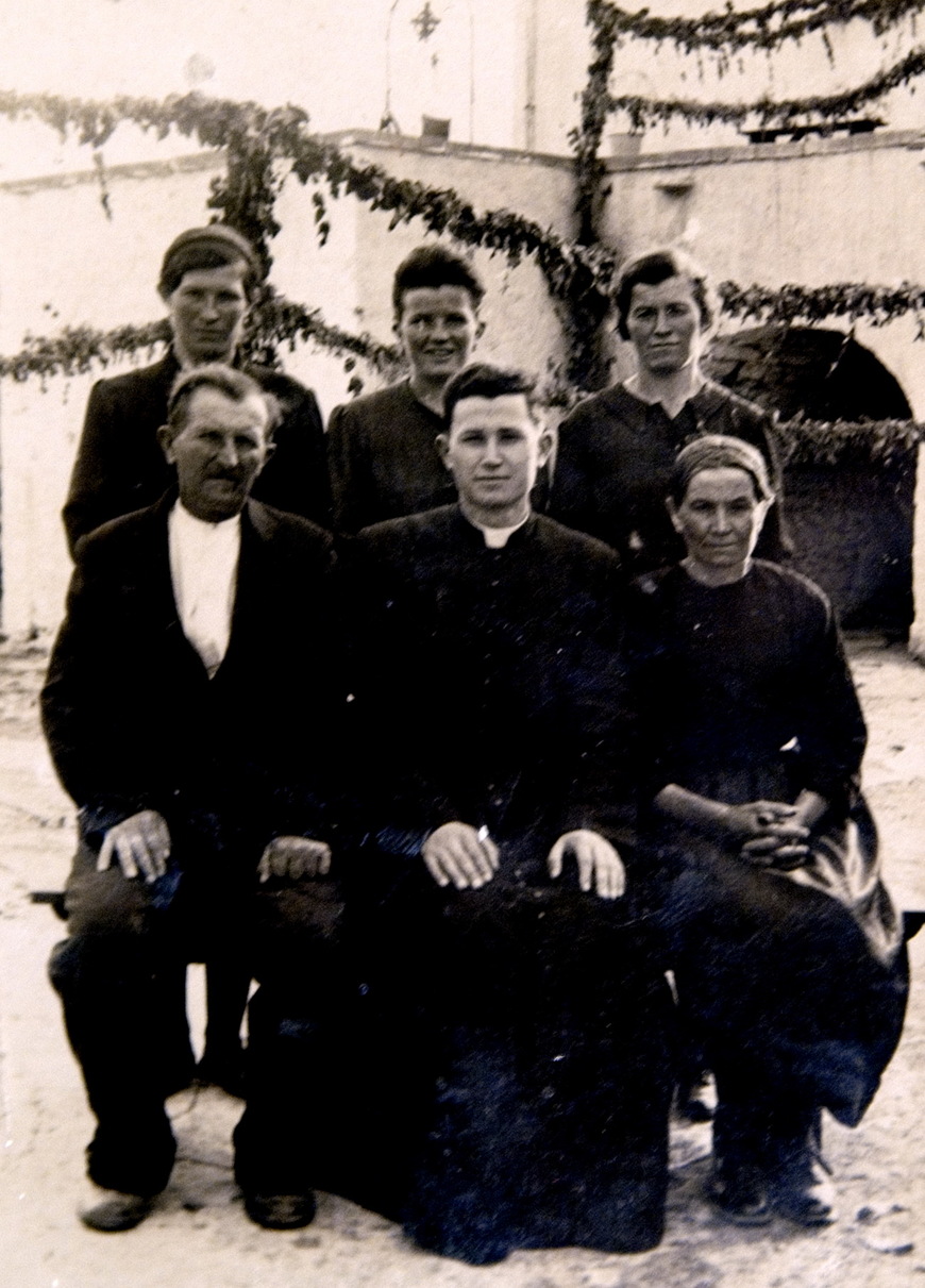 Mladomisnik Miroslav Bulešić s obitelji
