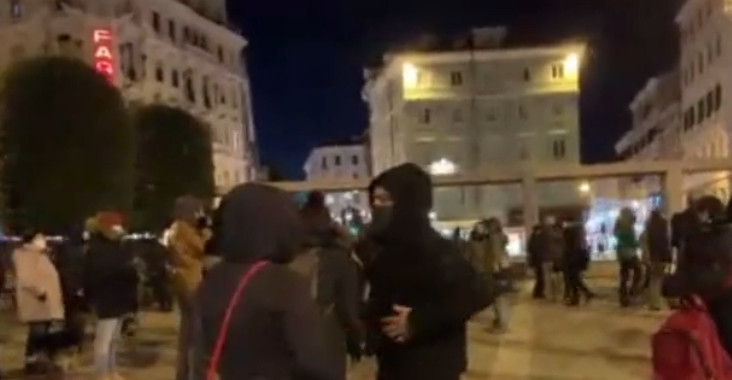 Prosvjedi pred hrvatskim veleposlanstvom u Trstu (foto: Trieste Cafe)