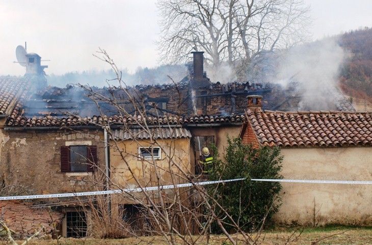 U požaru se urušio krov kuće
