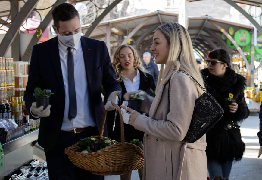 Sanja Radolović dijeli cvijeće na pulskoj tržnici