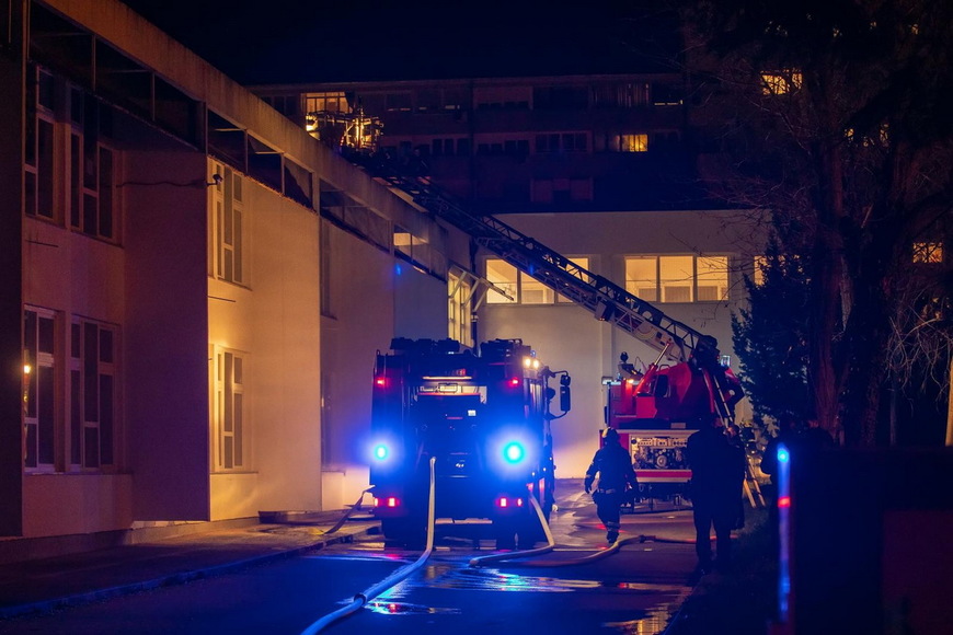 Požar na krovu Osnovne škole Veruda (foto: Srećko Niketić/PIXSELL)