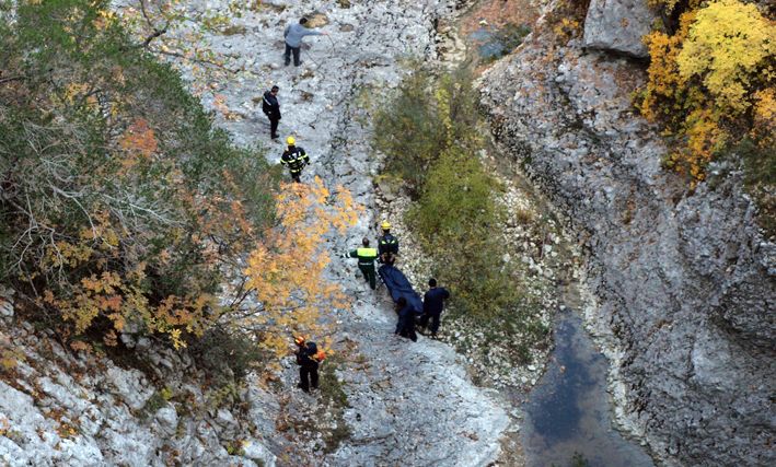 Vatrogasci izvlače tijelo iz provalije