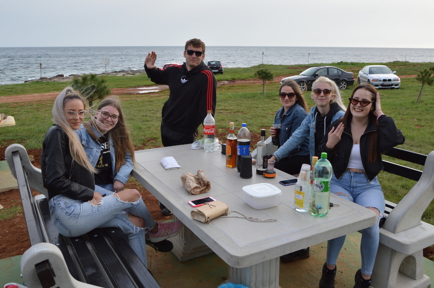 Veselo društvo iz Umaga roštiljalo je kraj plaže 'Zlatorog'