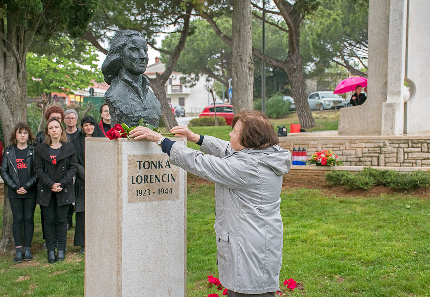 Otkrivanje spomenika Tonki Lorencin