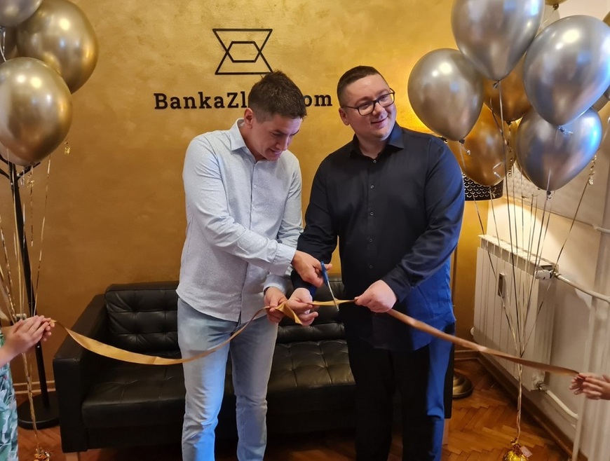 Glavni direktor Saša Ivanović (lijevo) i operativni direktor Josip Kokanović (desno) otvaraju ured BankeZlata.com u Rijeci