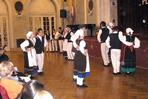 Mladi folkloraši iz Raklja na večeri klapske pjesme Puna mi Pula