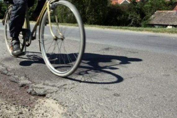 Pijan Puljanin u centru grada biciklom naletio na policajca