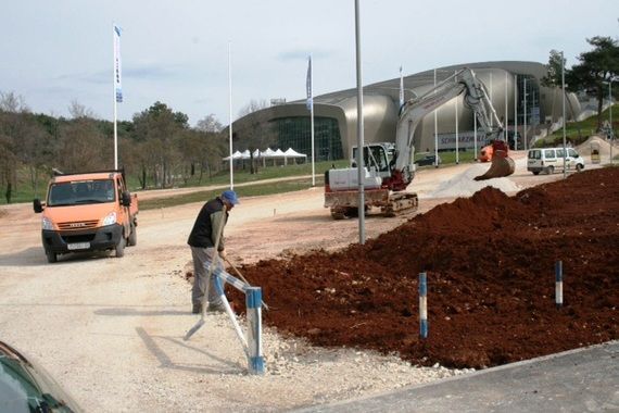 Krenule pripreme za asfaltiranje platoa kod Žatike