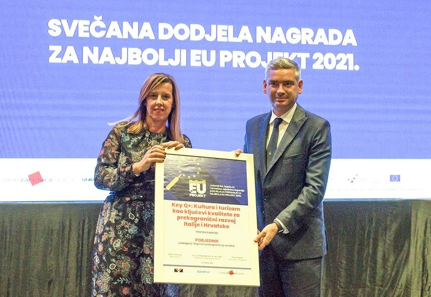 Istarski župan Boris Miletić preuzima nagradu za najbolji EU projekt u kategoriji Doprinos prekograničnoj suradnji 
