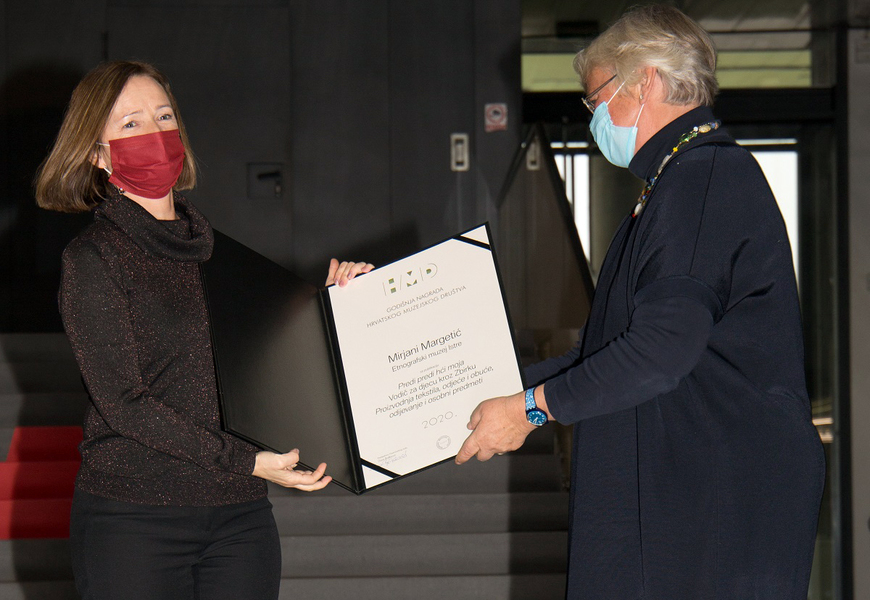 Mirjana Margetić prima Godišnju nagradu Hravtskog muzejskog društva
