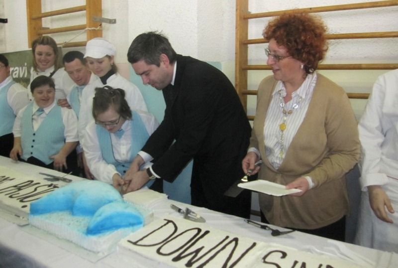 Gradonačelnik Boris Miletić je pomogao djeci da izrežu tri metra dugu slavljeničku tortu