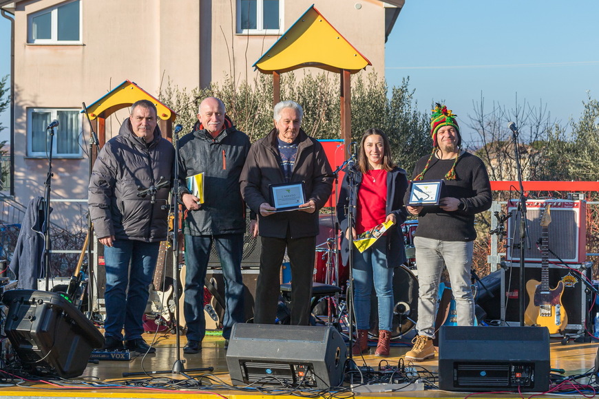 Nagrađeni maslinari s načelnikom općine Sandrom Jurmanom 