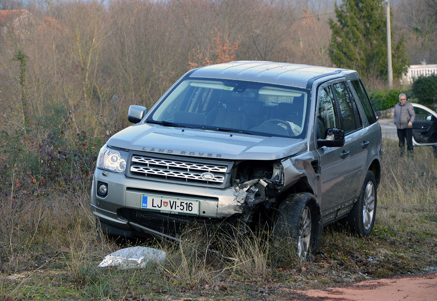 Land Rover oštećen u sudaru