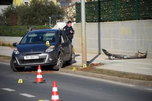BMW-om udario u stražnji dio Renaulta koji se okrenuo i zabio u lampu