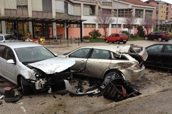 Buzet: Šleper Plodina pomeo pet automobila na parkiralištu  