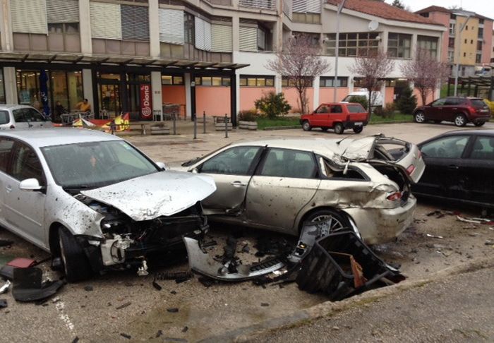 Oštećeno je pet automobila parkiranih na parkiralištu ispred Dione