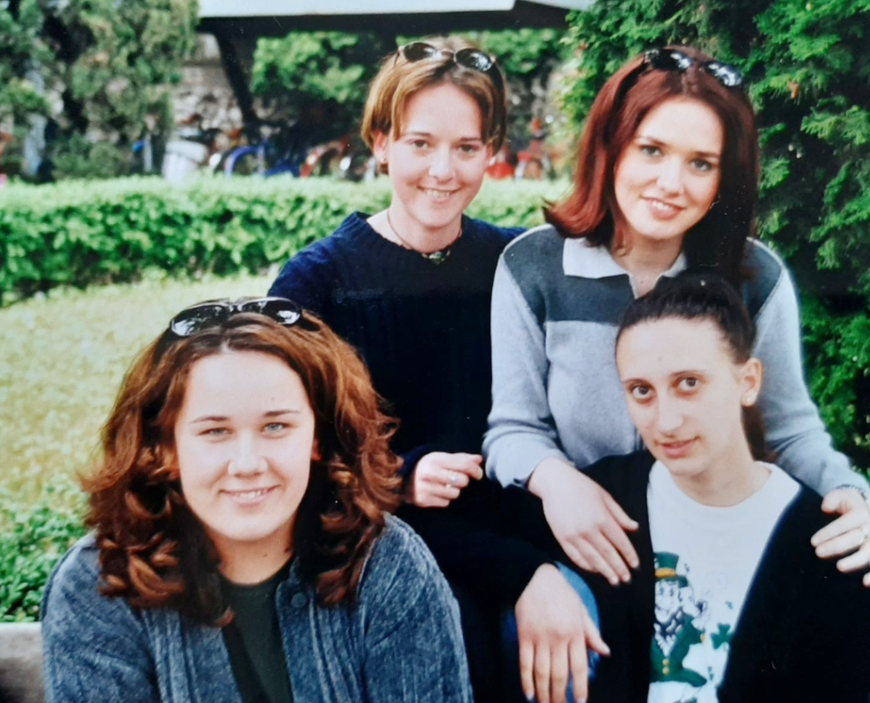 Vesna Cindrić (dolje lijevo) s prijateljicama u mlađim danima (foto: www.gortanonline.org/privatni album V. Cindrić)