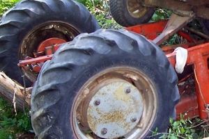 Peroj: Mladić teže ozlijeđen u prevrtanju traktora