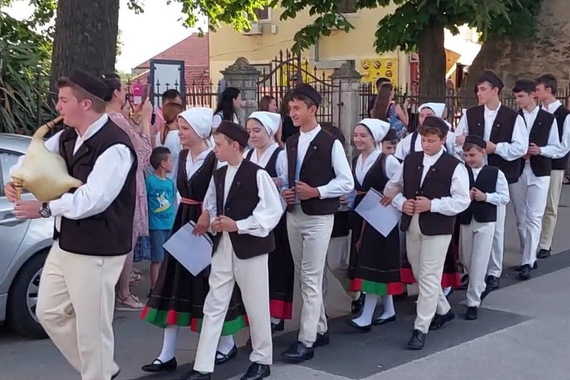 Mali folkloraši ispunili barbansku placu