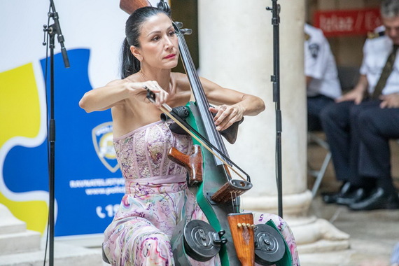 Ana Rucner svira na violončelu nastalom od dragovoljno predanog oružja