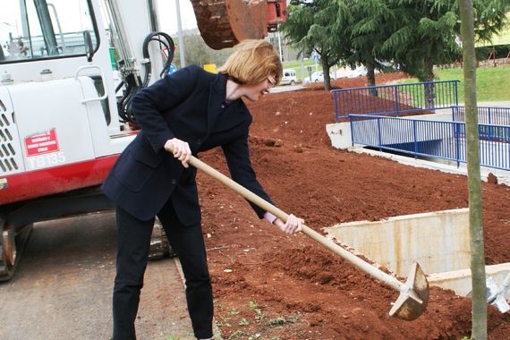 Poreč: Na Dan planeta Zemlje zamjenica gradonačelnika posadila stablo 