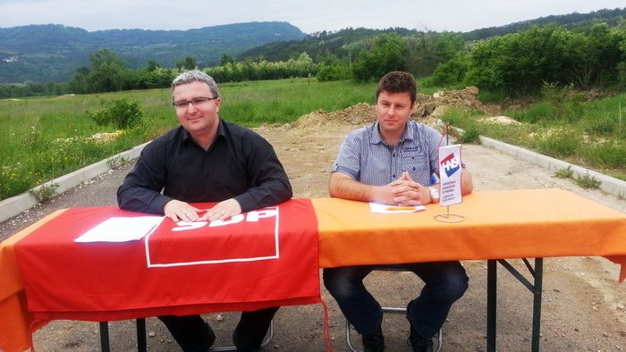 Vedran Majcan i Branko Rončević na nedovršenoj cesti u Maloj Hubi