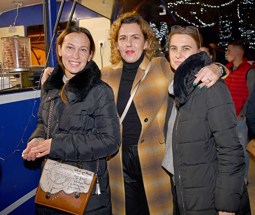 Ana Petroni (lijevo) s prijateljicama
