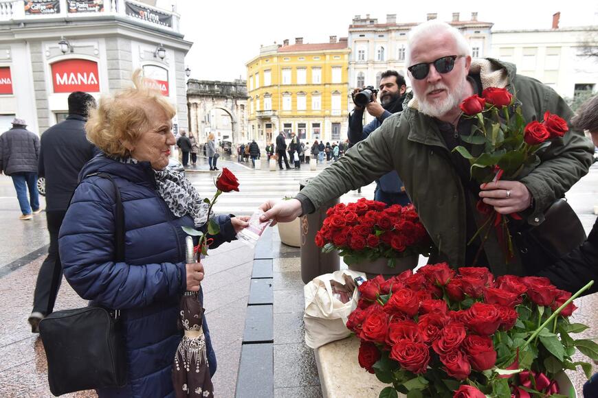 Battifiaca dok je prije tri godine darivao ruže u Puli (foto: Duško Marušić/PIXSELL)