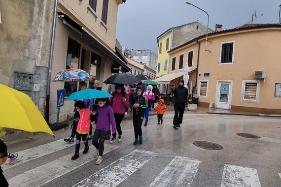 Usprkos kiši brojni Pazinjani na manifestaciji Hoditi i zdravi biti