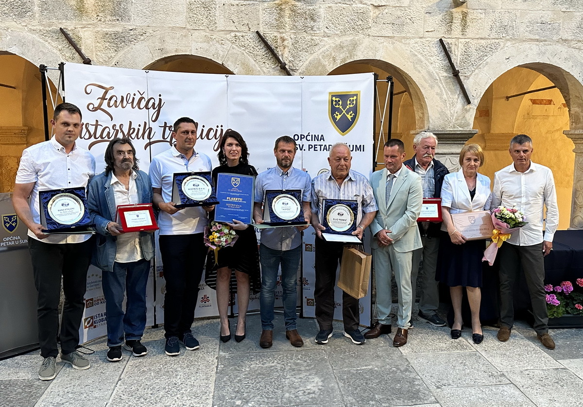 Dobitnici ovogodišnjih priznanja Općine Sv. Petar u Šumi s načelnikom općine Mariom Bratulićem i predsjednikom Vijeća Nadirom Brešćićem