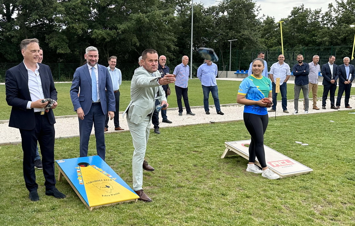 Mario Bartulić igra cornhole