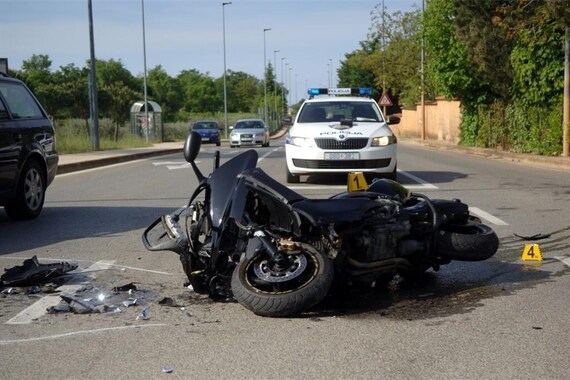 Vozač kombija udario u motociklistu i teško ga ozlijedio