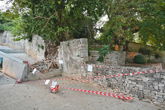 Srušio se zid pored jednog od najvećih pulskih spomenika kulture (foto)