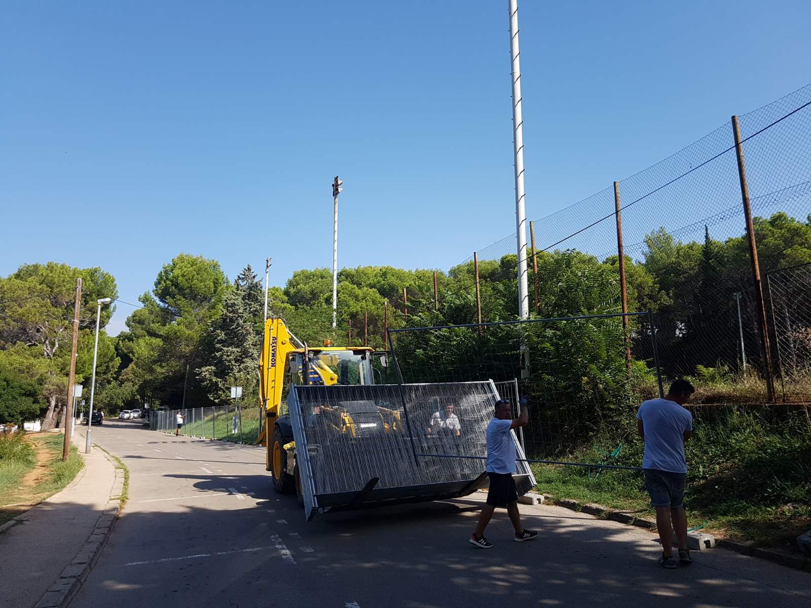 Nogometno igralište na Valkanama opasano visokom metalnom ogradom (Foto: Mirjana Vermezović Ivanović)