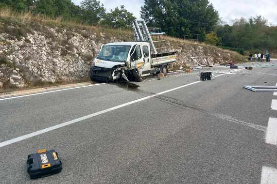 Teška nesreća na cesti Poreč - Pazin. Jedna osoba prikliještena