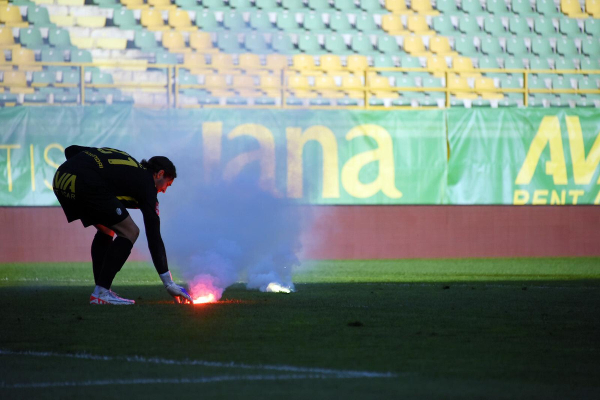 Pulski vratar Lovro Majkić uklanja bačenu baklju (Foto: Saša Miljević /Pixsell)