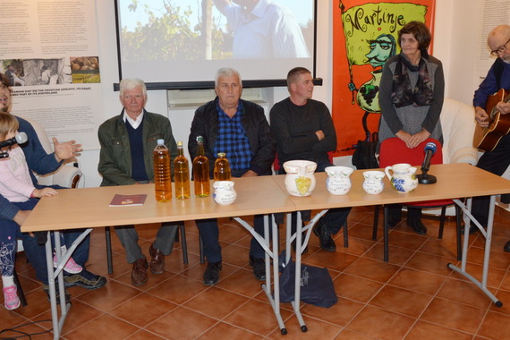 Tradicijski glazbenici koji vino proizvode na tradicijski način (foto)