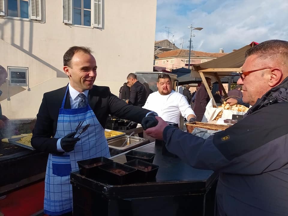 Gradonačelnik Peršurić - podjela brodeta s palentom