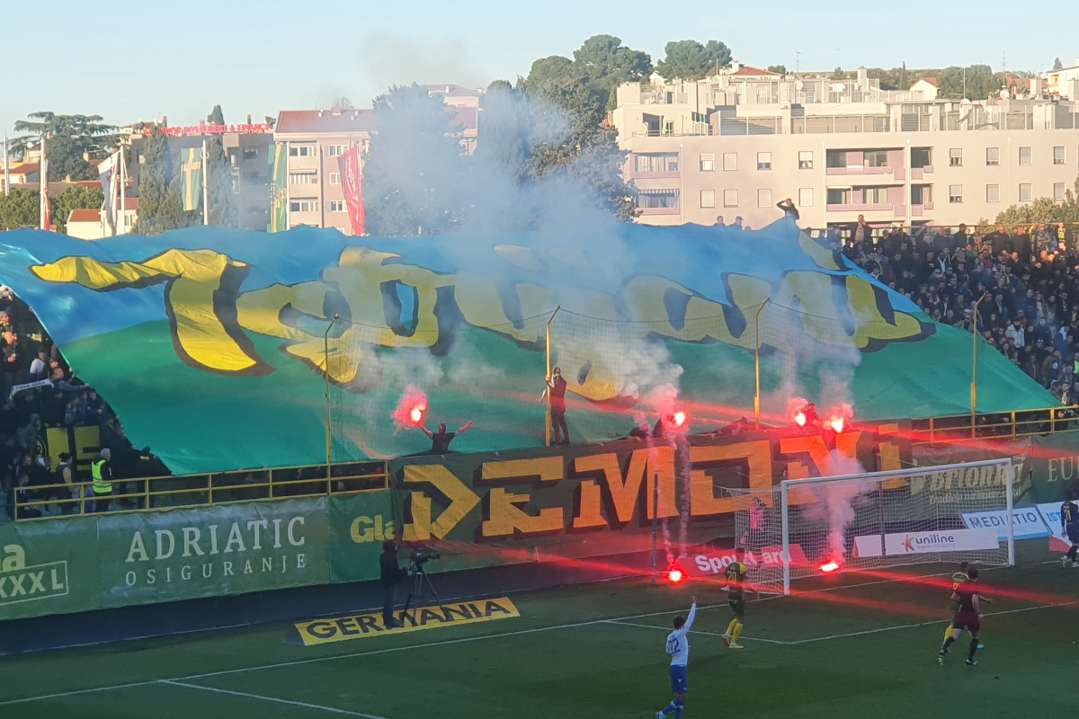 Bakljada Demona tijekom utakmice s Hajdukom (Foto: S. Žulić)