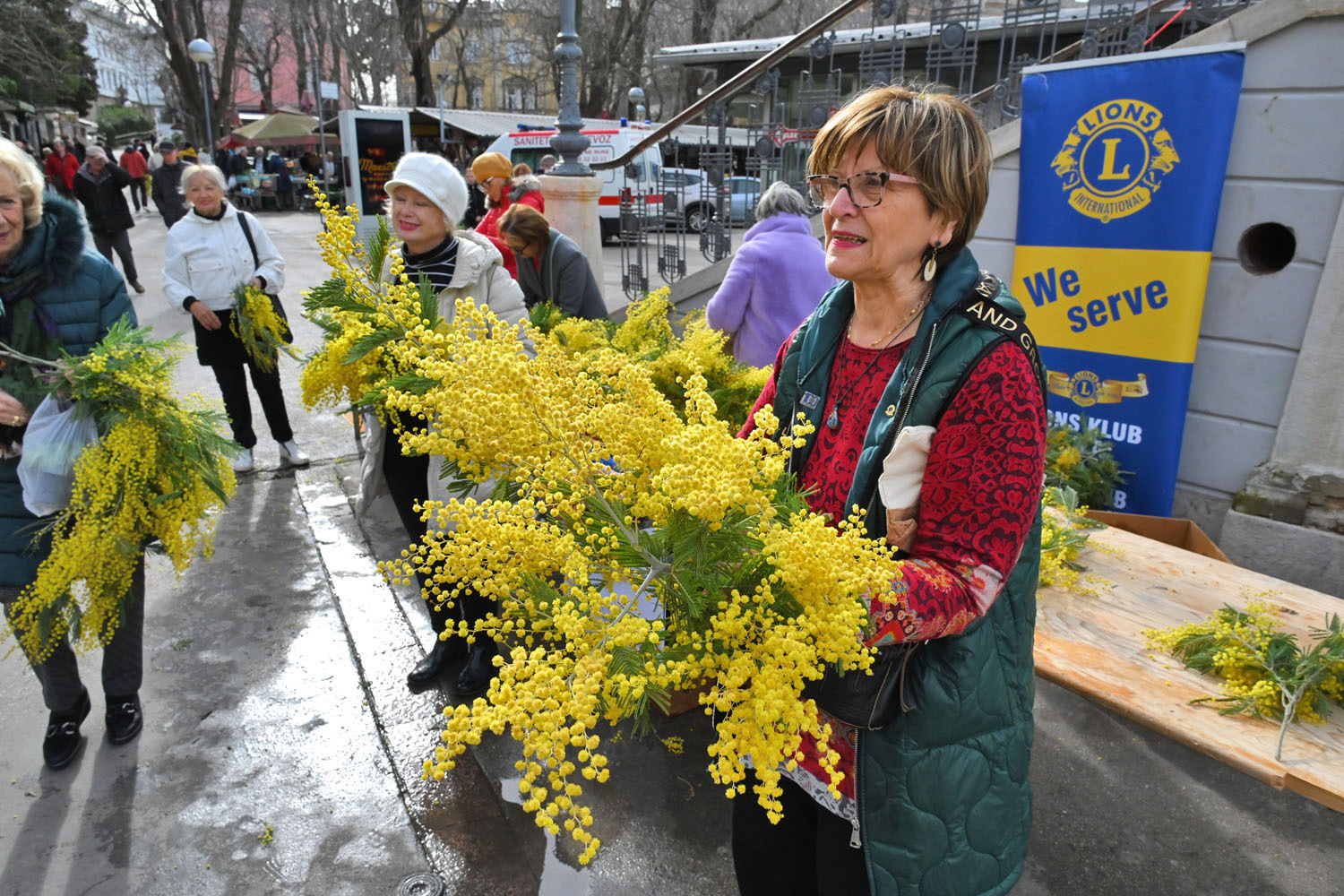 Donatorska prodaja mimoza na pulskoj tržnici (foto: Istarski.hr)