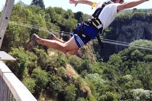 Ovog vikenda s mosta u Pazinsku jamu skočilo 50-ak ljudi: Turisti obožavaju rope jump (video)