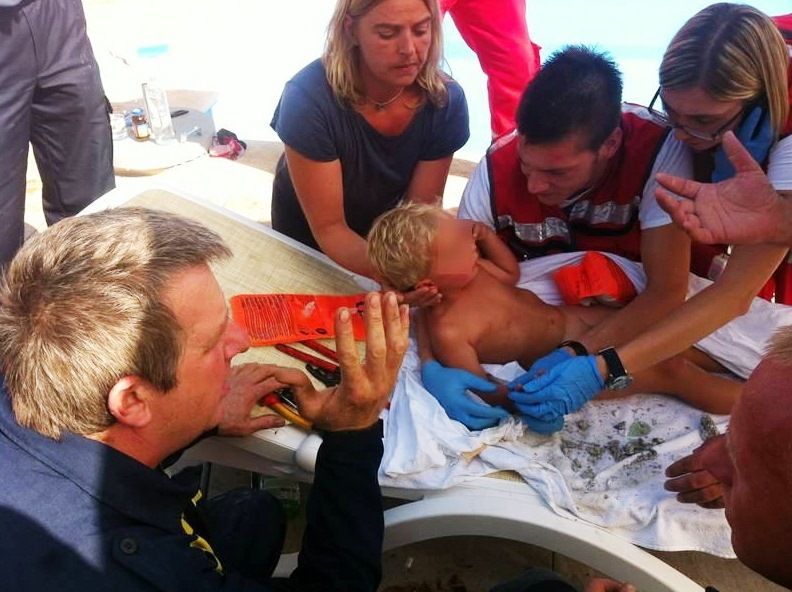 Porečki vatrogasci i djelatnici Zavoda za hitnu medicinu Poreč pružaju pomoć oslobođenom djetetu